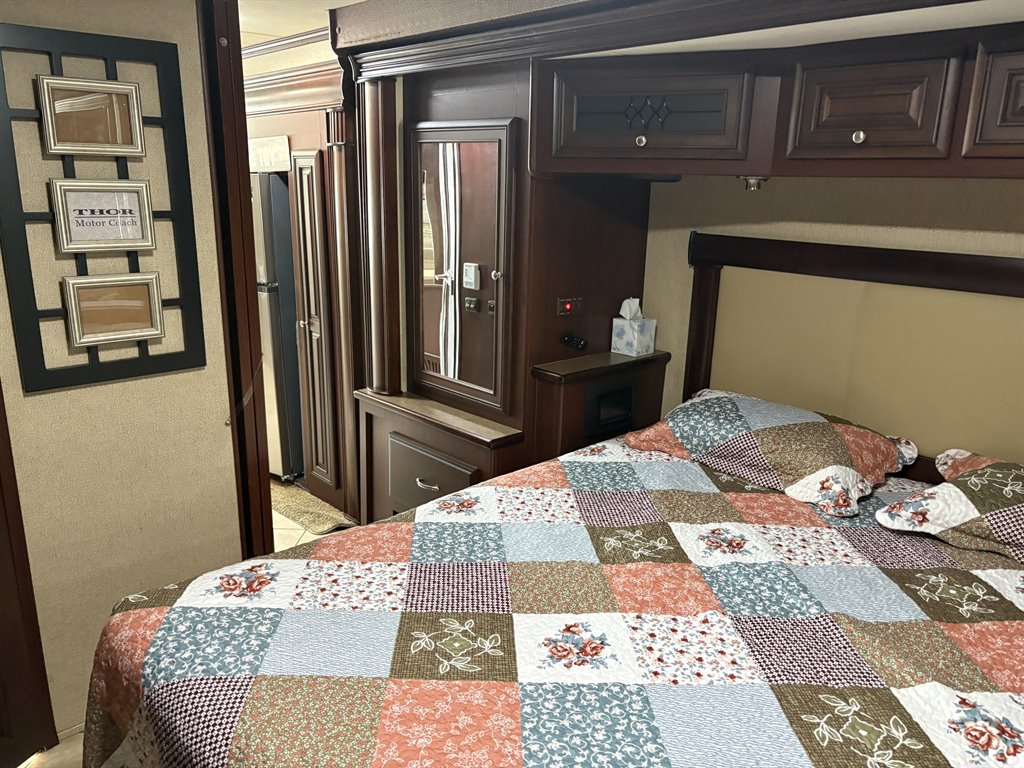 2011 Freightliner Xc Raised Rail Rear Engine Motor Home Chassis - $89,000